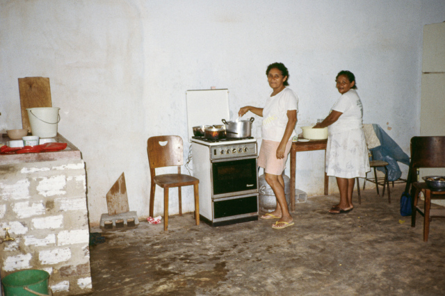 Dona Maria e  Dona Joana, cozinheiras na Esc. infantil Espaço Livre 1987_Foto Raboud