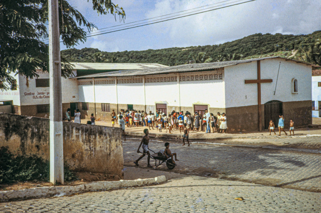 Fila de distribuiçao do leite no Centro Socio (programa do governo doEstado) 1987_Foto Raboud