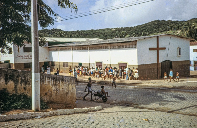 Fila de distribuiçao do leite no Centro Socio (programa do governo doEstado) 1987_Foto Raboud