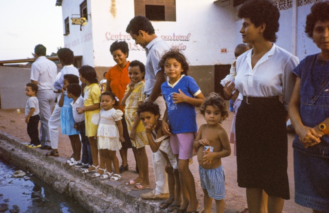 Fila de distribuiçao do leite no Centro Socio (programa do governo doEstado) 1987_Foto Raboud