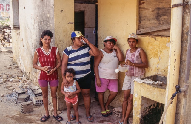 Trabalhadoras nu mitirao da construçao do conjunto Brisa doMar 1997_Foto Raboud