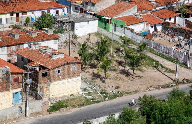 vista do Farol 2012 sobre Brisa do mar e praça  - Foto Nicole Miescher