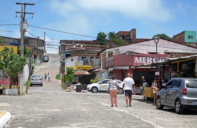 Edilsa e Paulo Lins - Large Pe Perestrello_rua Sao Paulo - Foto Nicole Miescher
