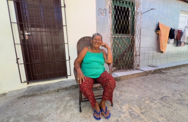Dona Fátima em frente a sua casa no Conjuntinho Mãe Luiza