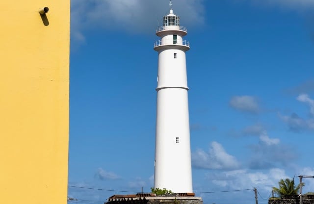 O farol em seus contrastes