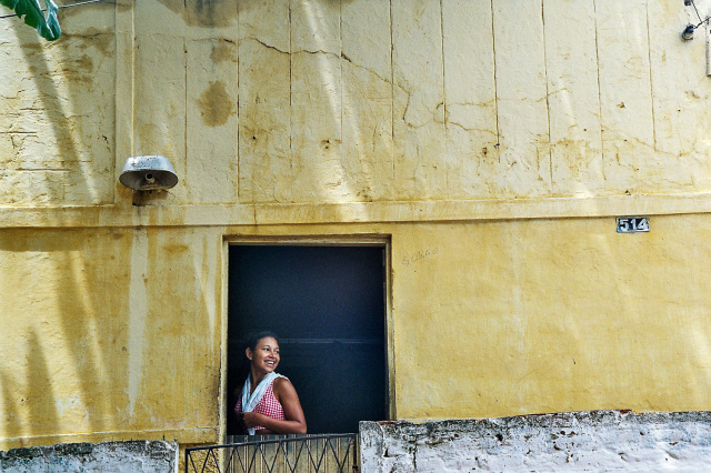 Moça na janela - Foto Nicole Miescher