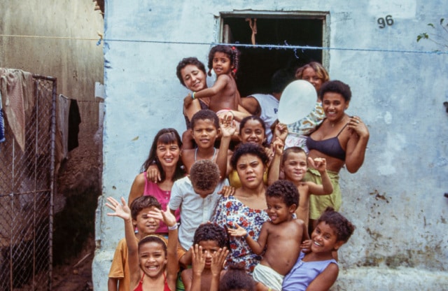 Adriano, Bruno, Maria, Elizabeth e amigos  Rua Aluisio Alves 1997_Foto Raboud