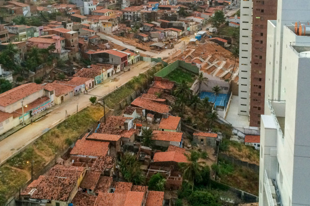 vista da Areia Preta sobre construçao escadaria e M.L._rua Guanabara 2015_10 - Foto Nicole Miescher