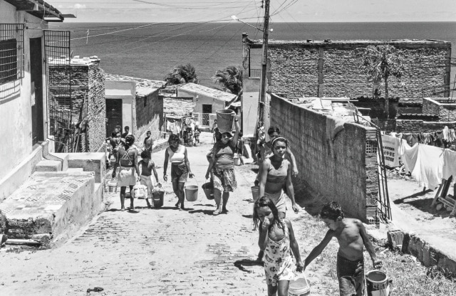Rua Aluizio Alves 1997 - Carregando água - Foto Nicole Miescher