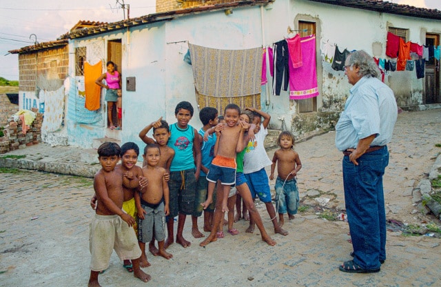 Padre Sabino e meninos 2005- Foto Nicole Miescher